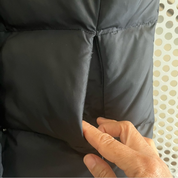 Joe Fresh Duck Down and Feather Puffer Vest Size Small in Black Nylon - Picture 4 of 9